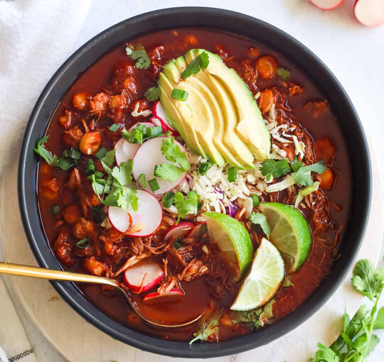 Pozole (3000 gil) Ingredientes: Exquisito plato Mexicano carne de cerdo, maíz, vegetales, chile y lechuga, limón y tortillas de maíz!