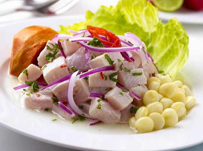 Ceviche (3000 gil) Ingredientes: pescado "cocinado" con limon , acompañado de un poco de picante con cebollas, choclo!
