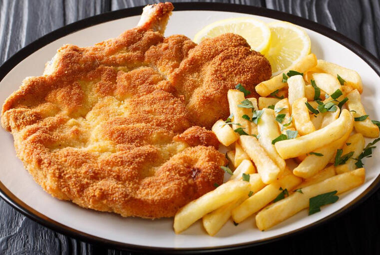 Milanesa (2000 gil) Ingredientes: Una muy rica porcion de pollo empanizado y frito con papas fritas, una delicia para el hambre!