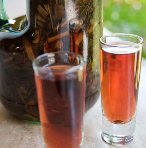 Mamajuana (2000 gil) Ingredientes: Ron, Vino tinto y miel, corteza de árbol y hierbas, delicioso! Bebida de República Dominicana!