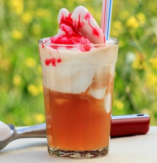 Terremoto (2000 gil) Ingredientes: Vino, helado, granadita y otros alcoholes, muy refrescante bebida chilena!