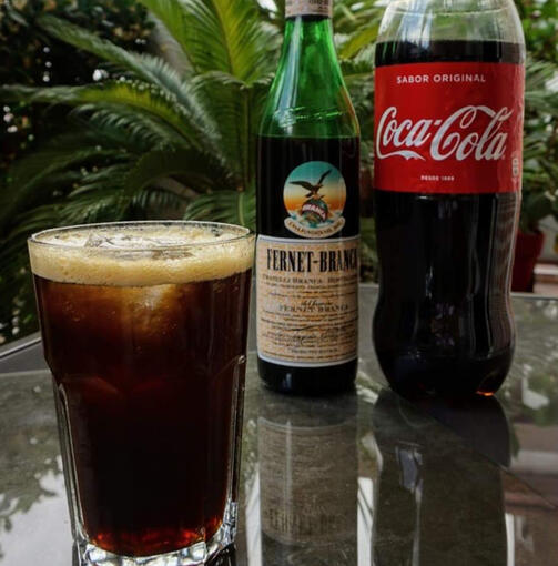 Fernet con Coca (2000 gil) Ingredientes: Nada mas argentino que coca con Fernet, mezclado a la perfeccion!