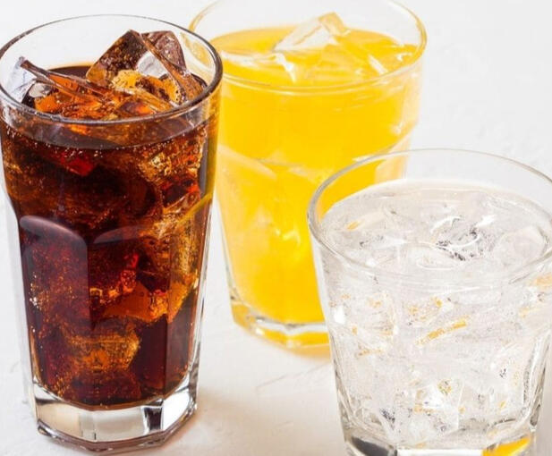 Cola o Jugos (1500 gil) Ingredientes: Bebidas sin alcohol, pide un jugo o soda bien fria!