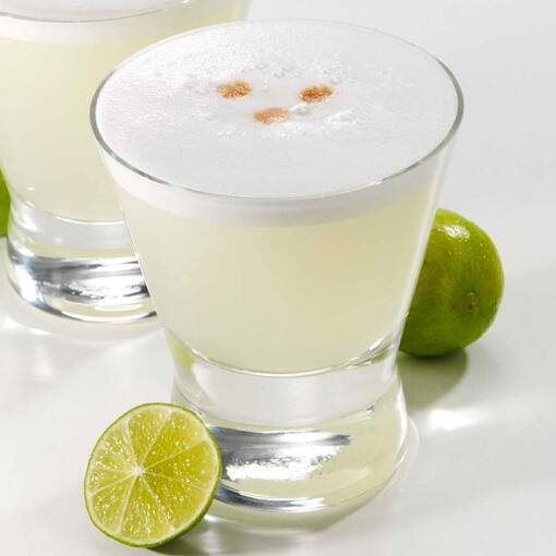Pisco Sour (2000 gil) Ingredientes: Pisco, Limon, Jarabe de Goma, Huevo todo batido - frio! Bebida peruana